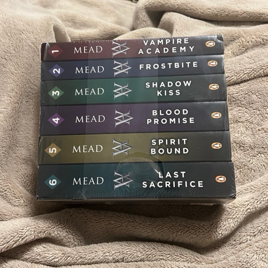 Vampire Academy Series Books 1 - 6 Collection Set by Richelle Mead (Vampire Academy, Frostbite, Shadow Kiss, Blood Promise, Spirit Bound & Last Sacrifice)
