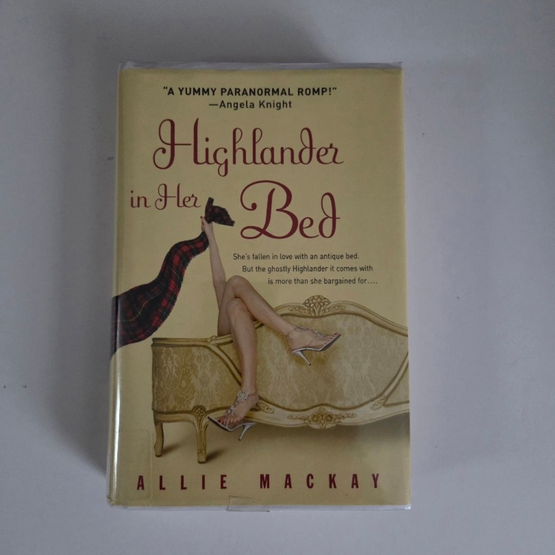 Highlander in Her Bed [Hardcover]