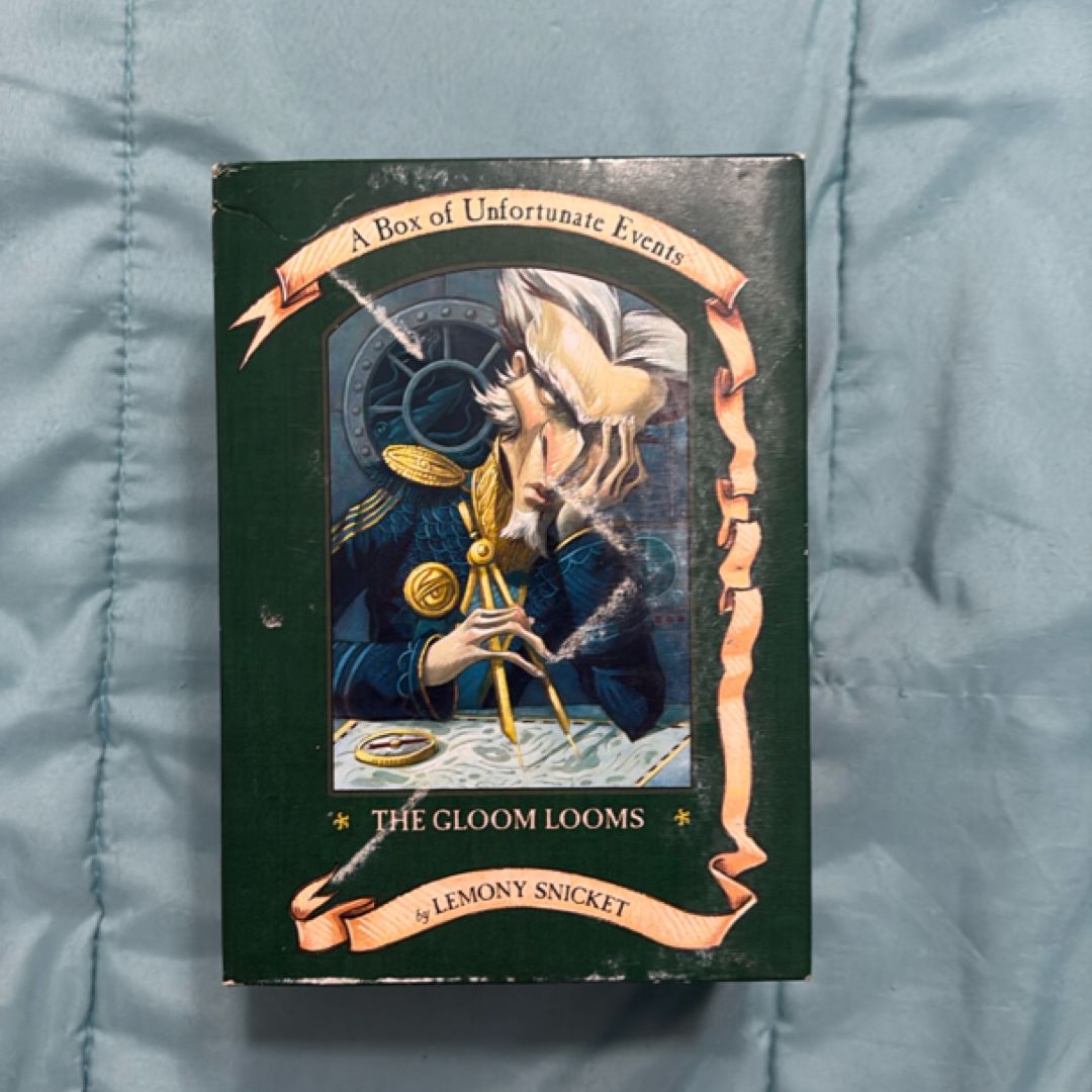 A Series of Unfortunate Events Box: the Gloom Looms (Books 10-12)