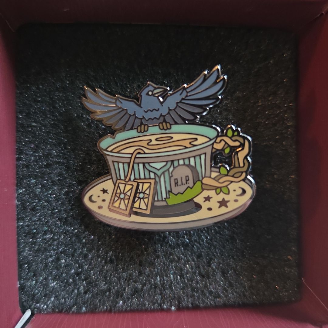 Gothikana Pin (Darkly's cabinet of curiosities)