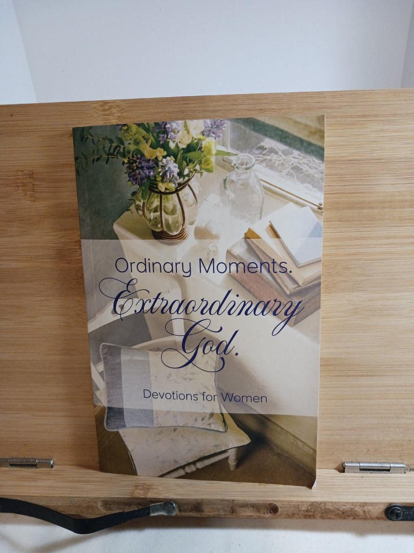 Orinary Moments. Extraordinary God. Devotions For Women