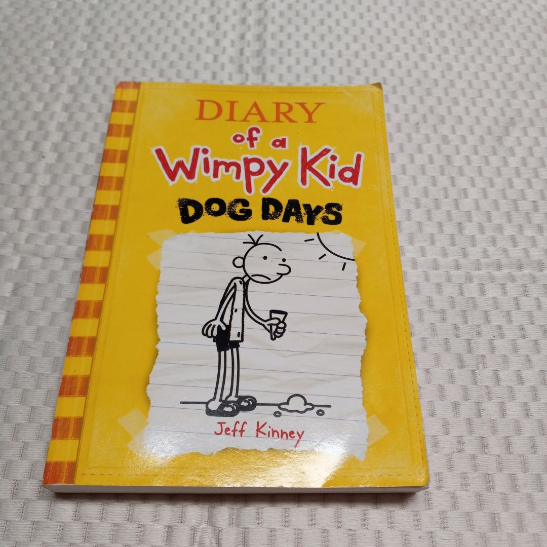 Dog Days (Diary of a Wimpy Kid, Book 4)