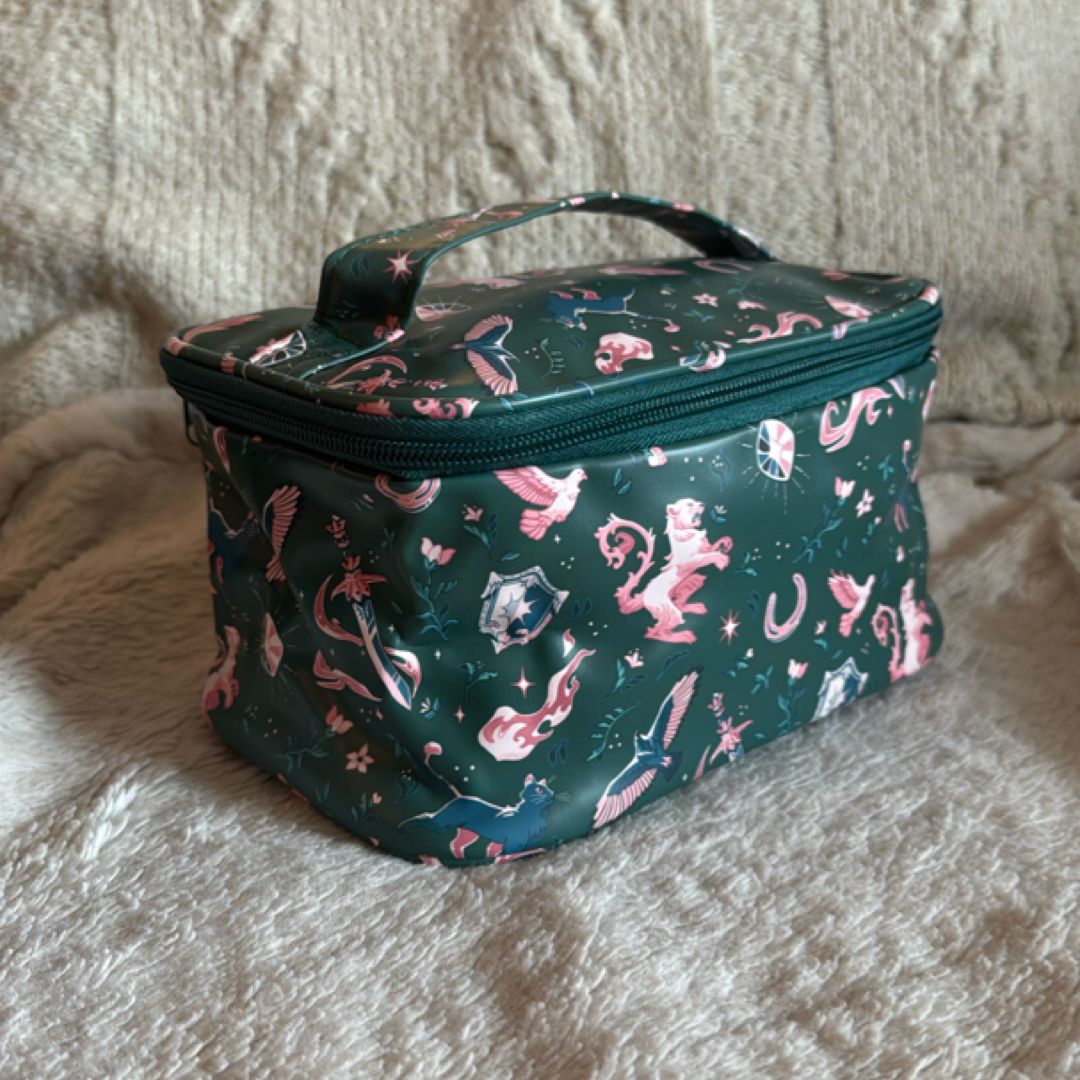 Song of the Lioness "Lioness Rampant" cosmetics bag (Illumicrate exclusive)