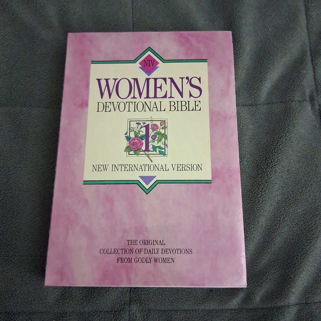 NIV Women's Devotional Bible, Compact