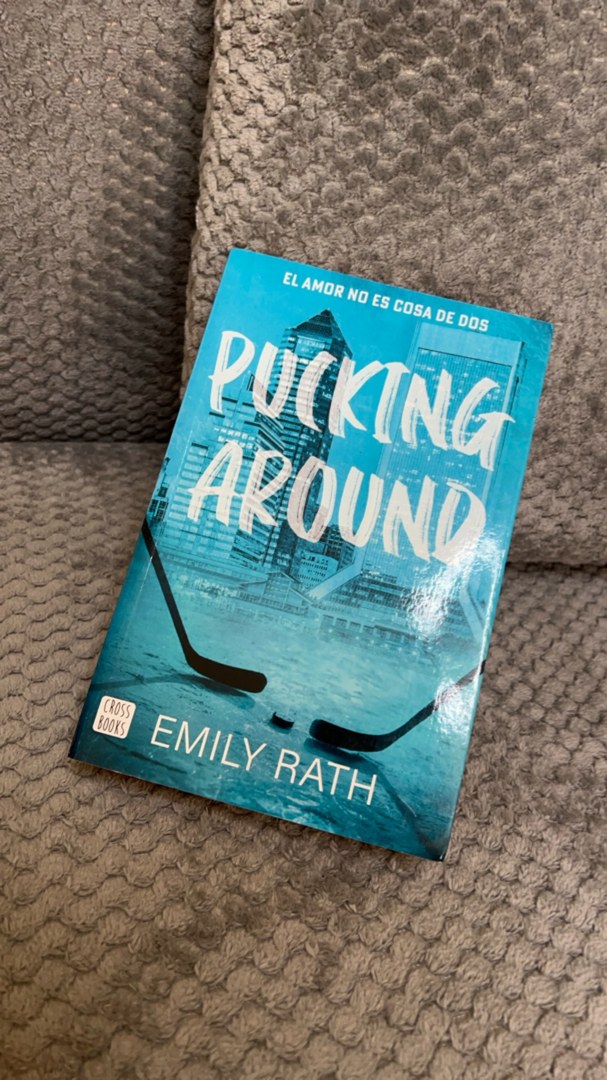 Pucking Around: el Amor No Es Cosa de Dos / Pucking Around: a Why Choose Hockey Romance