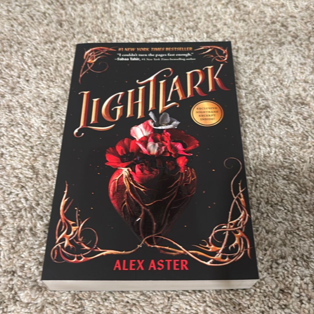 Lightlark (the Lightlark Saga Book 1)