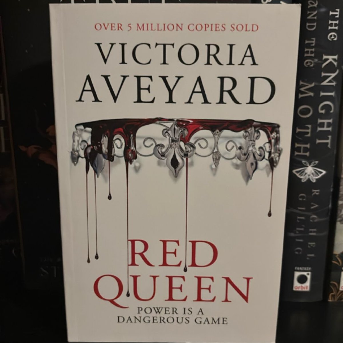 Red Queen by Victoria Aveyard, Paperback | Pangobooks