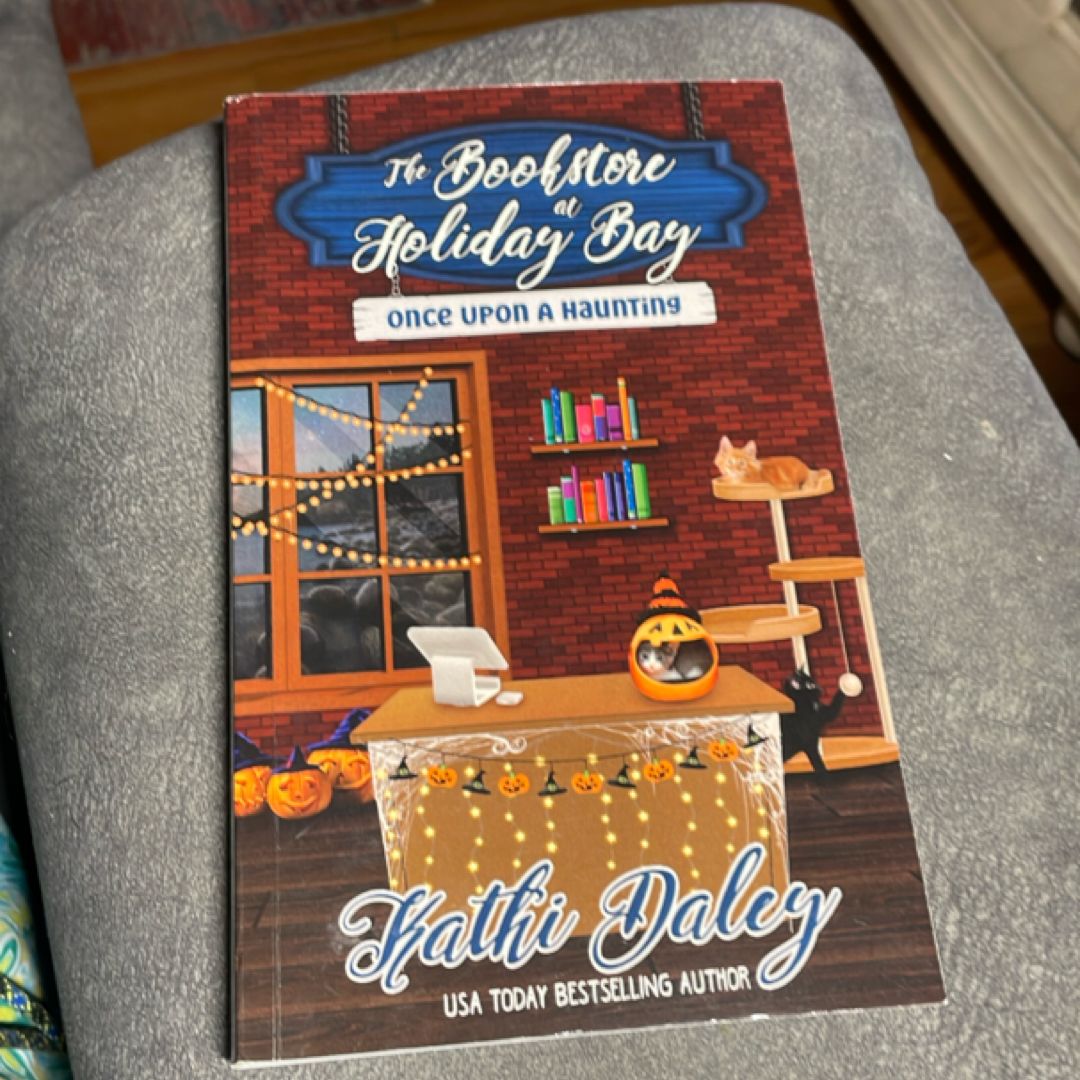 The Bookstore at Holiday Bay: Once upon a Haunting