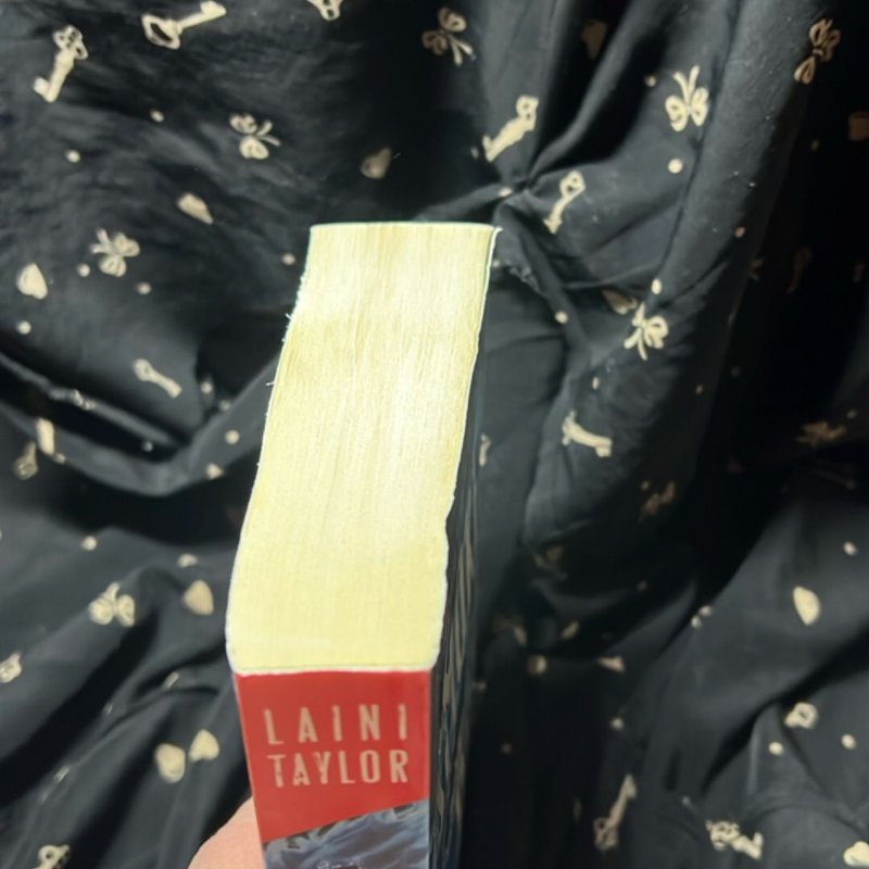 The Daughter of Smoke & Bone Trilogy Paperback Gift Set