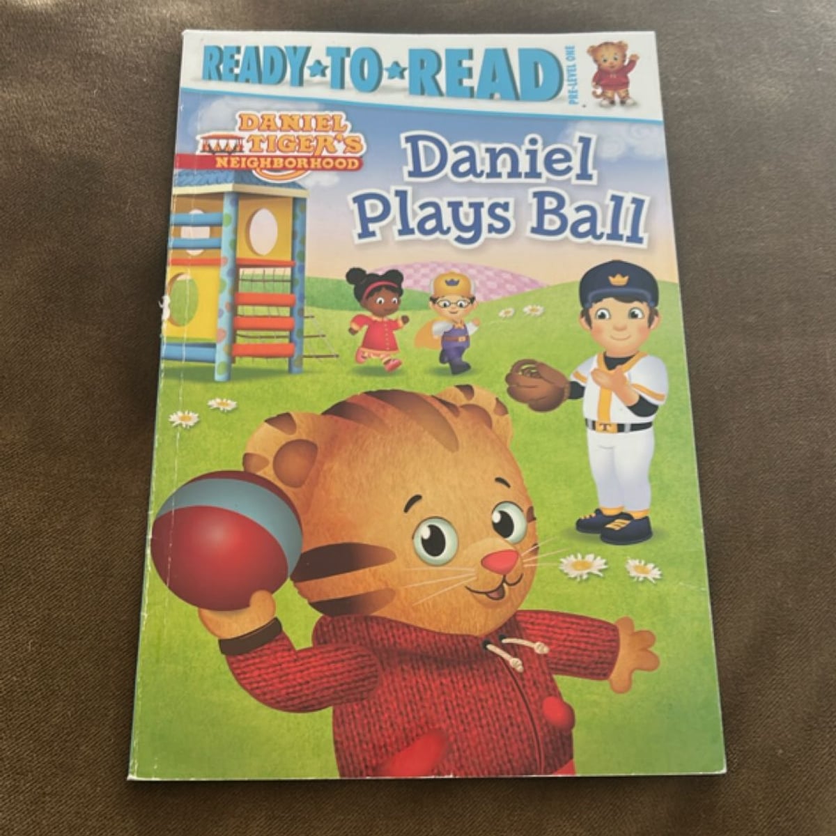 Daniel Visits the Library by Fred Rogers, Magie Testa