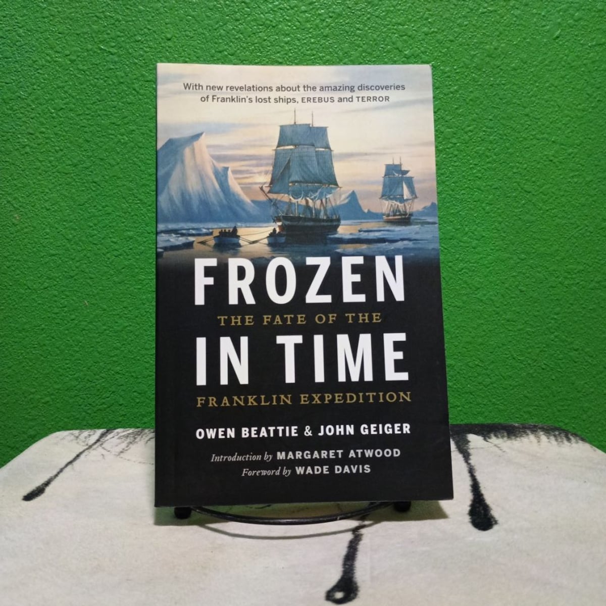 Frozen in Time by Owen Beattie; John Geiger; Wade Davis (Foreword by ...