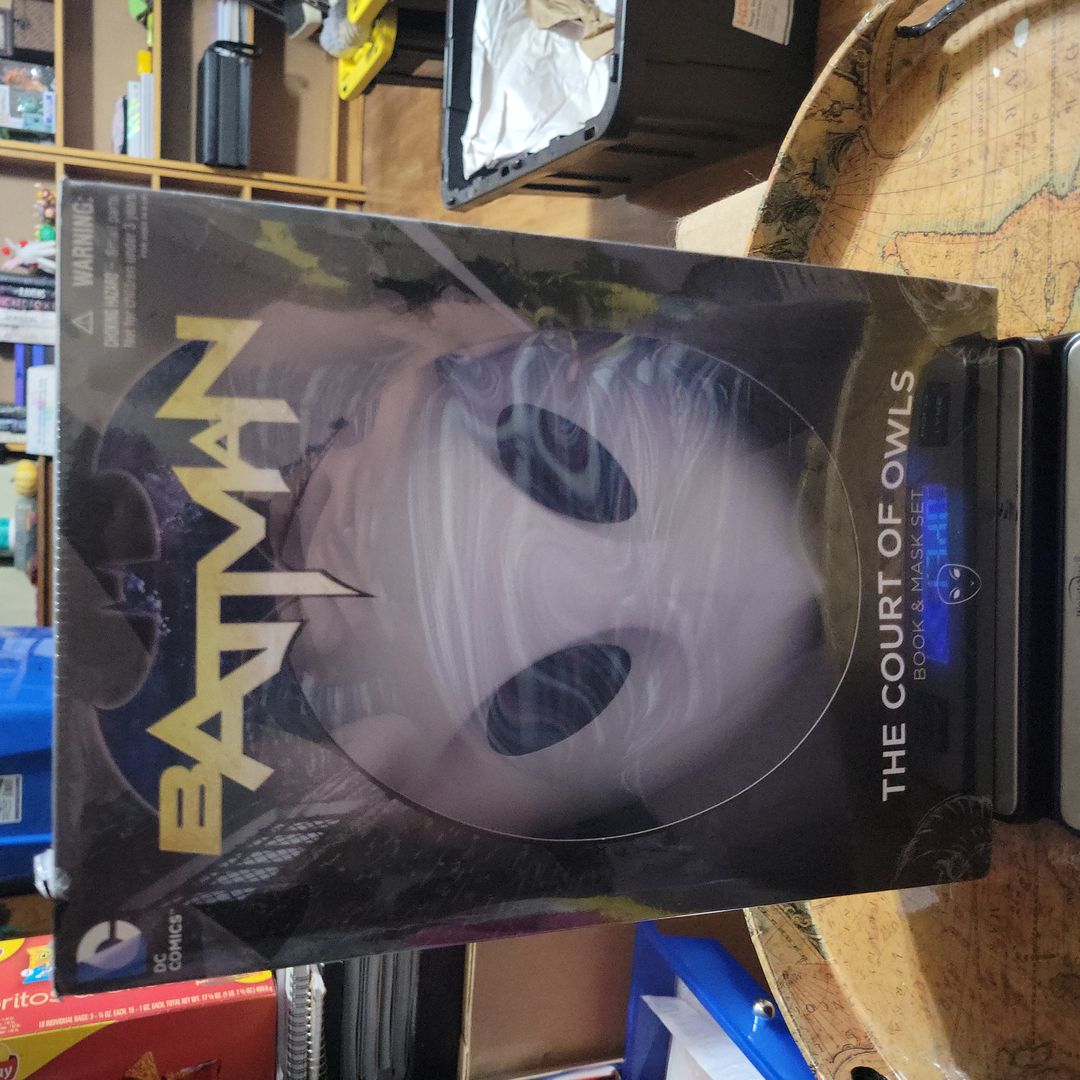 Batman: the Court of Owls Mask and Book Set (the New 52)
