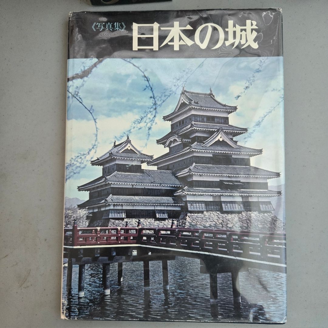 Castles of Japan: Photo Collection (Hardcover)
The Mainichi Newspapers