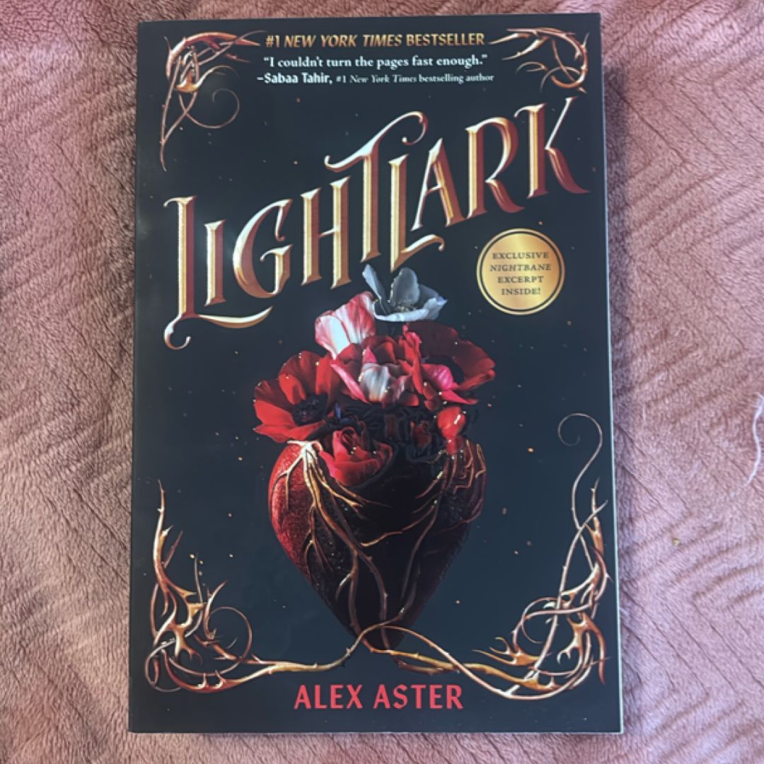Lightlark (the Lightlark Saga Book 1)