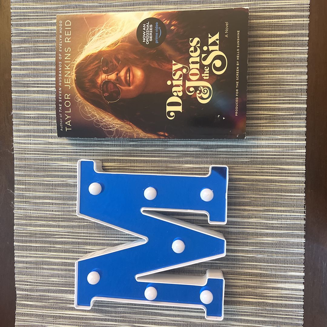 Daisy Jones and the Six (TV Tie-In Edition)