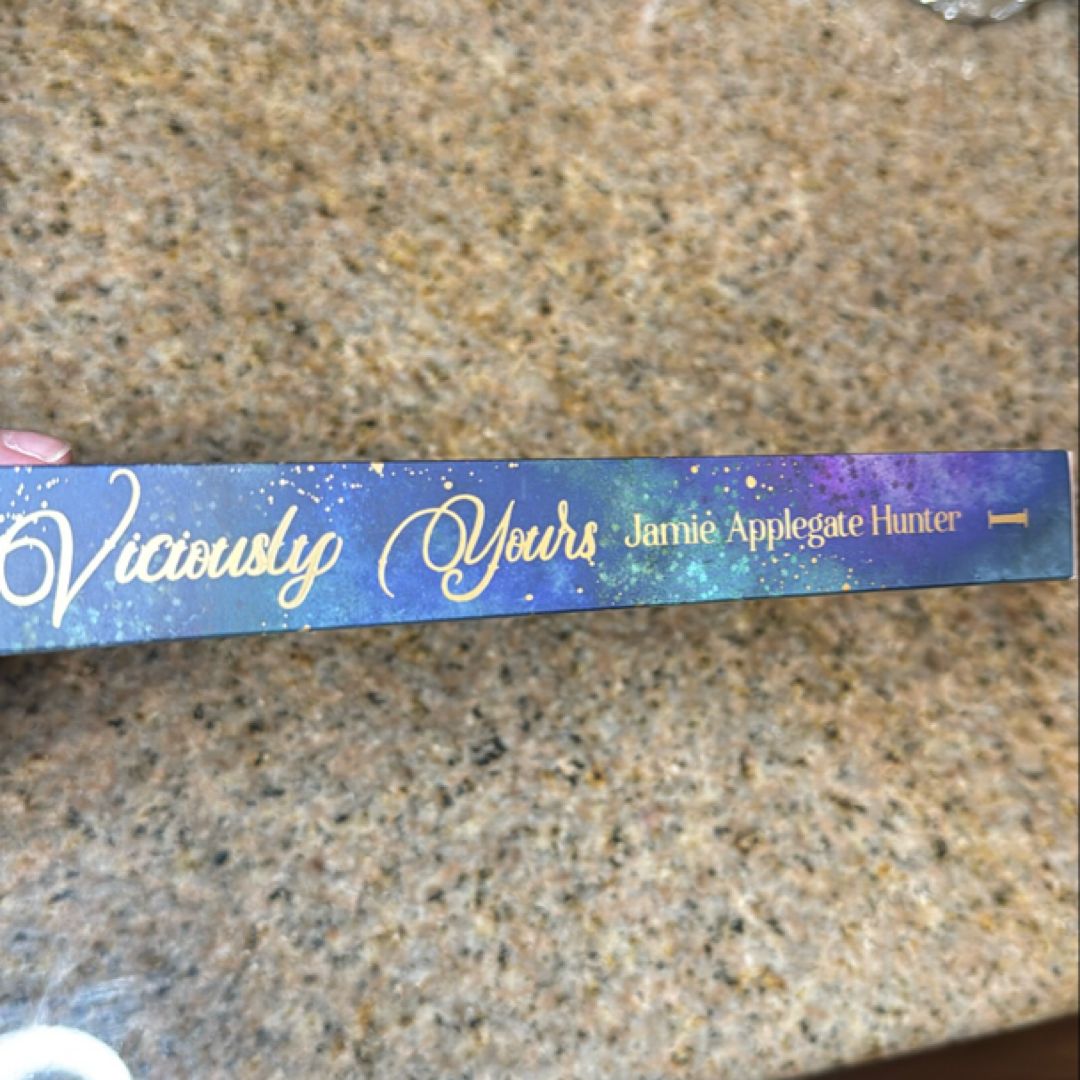 Viciously Yours, Signed by Jamie Applegate Hunter, Hardcover | Pangobooks