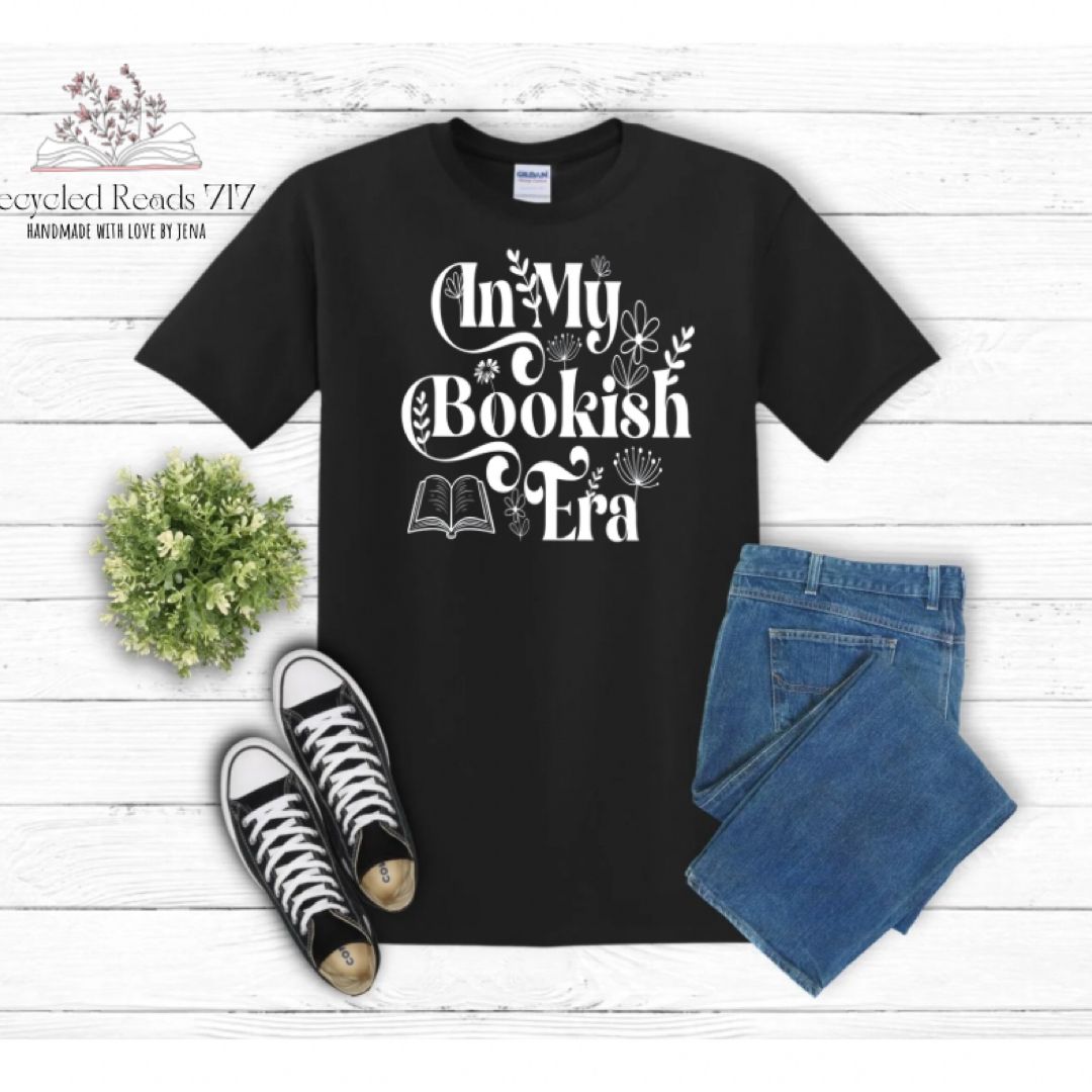 In my bookish era tee 🖤