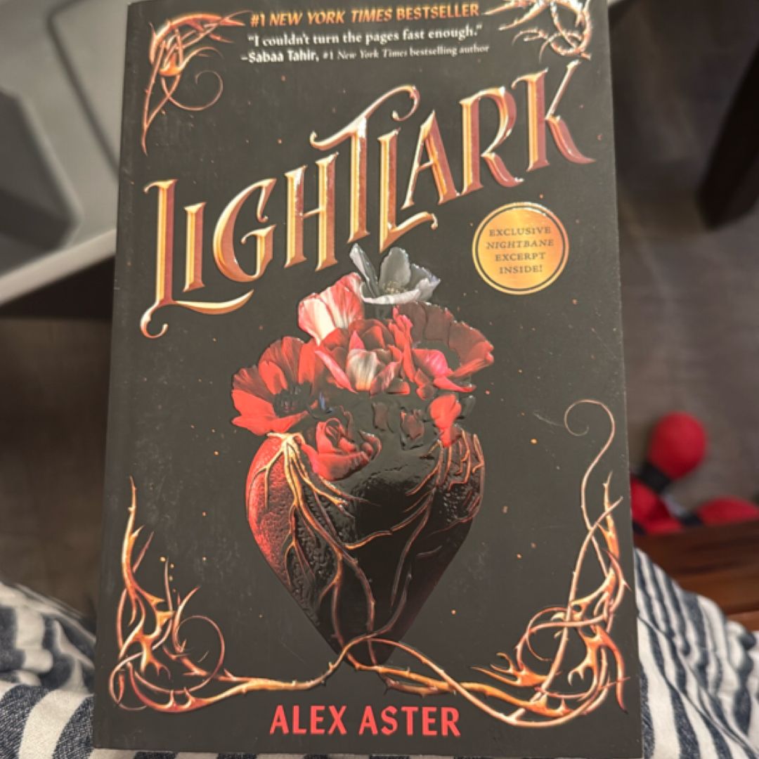 Lightlark (the Lightlark Saga Book 1)