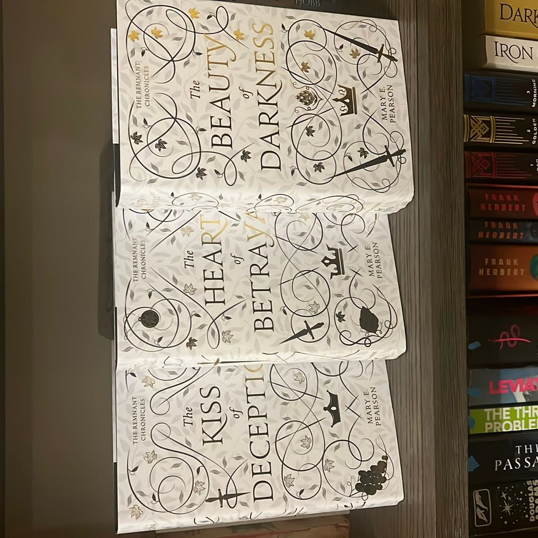 Kiss of deception (the remnant chronicles) Fairyloot edition 