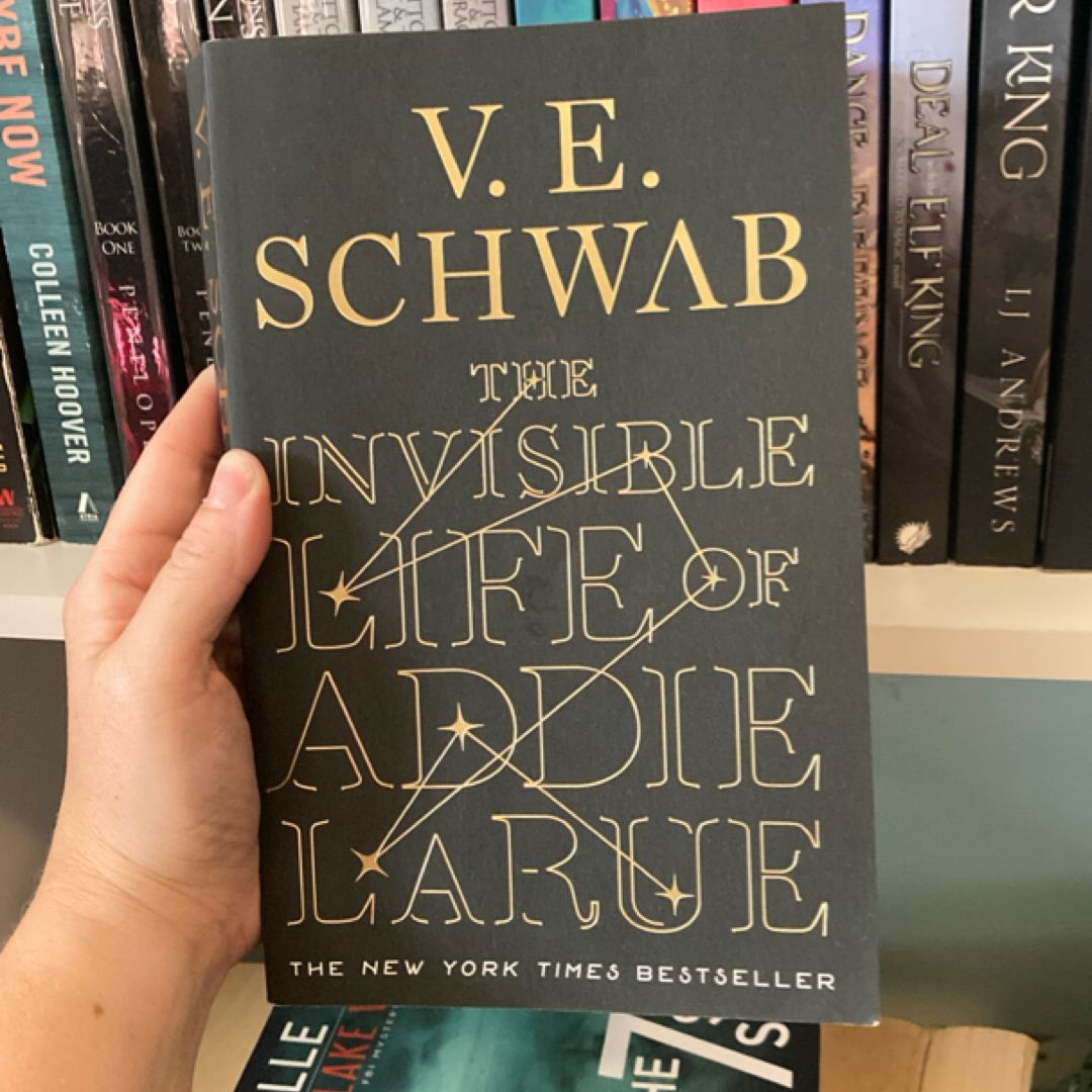 The Invisible Life of Addie Larue (Large Paperback)