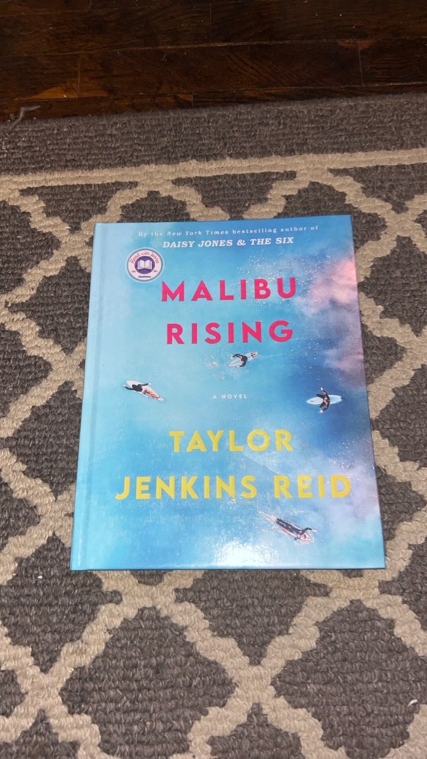 Malibu Rising (Large Print)