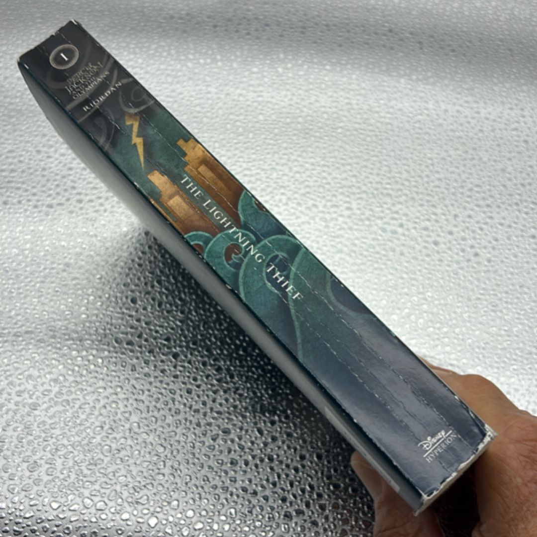 The Lightning Thief (Percy Jackson and the Olympians, Book One)