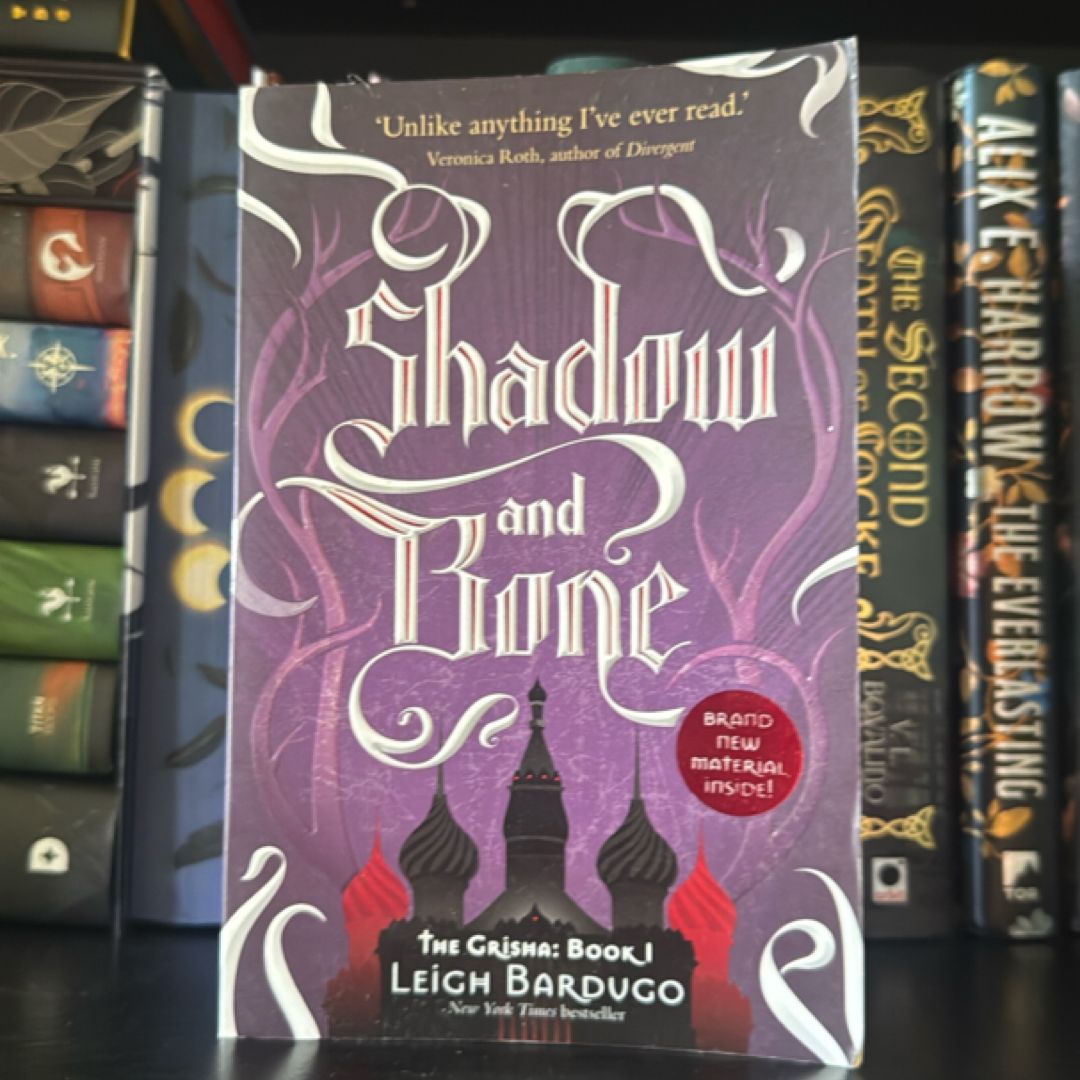 Shadow and Bone the Grisha #1 Shadow and Bone (Latest Edition)