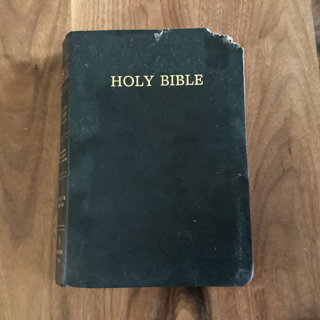 New King James Verison , Holy Bible Personal Size Giant Print
