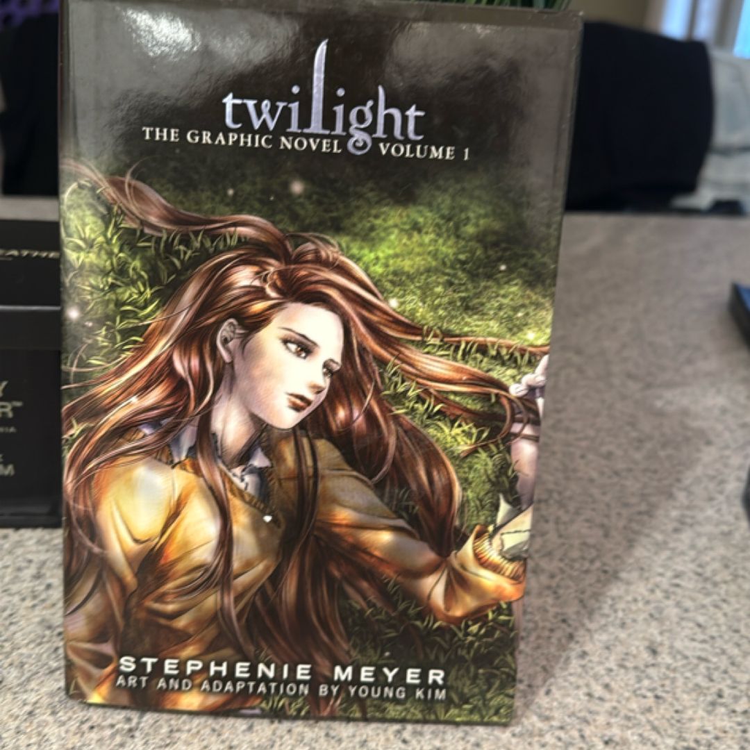 Twilight: the Graphic Novel, Vol. 1