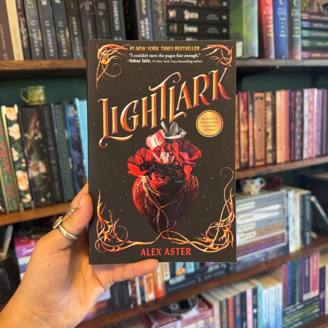 Lightlark (the Lightlark Saga Book 1)