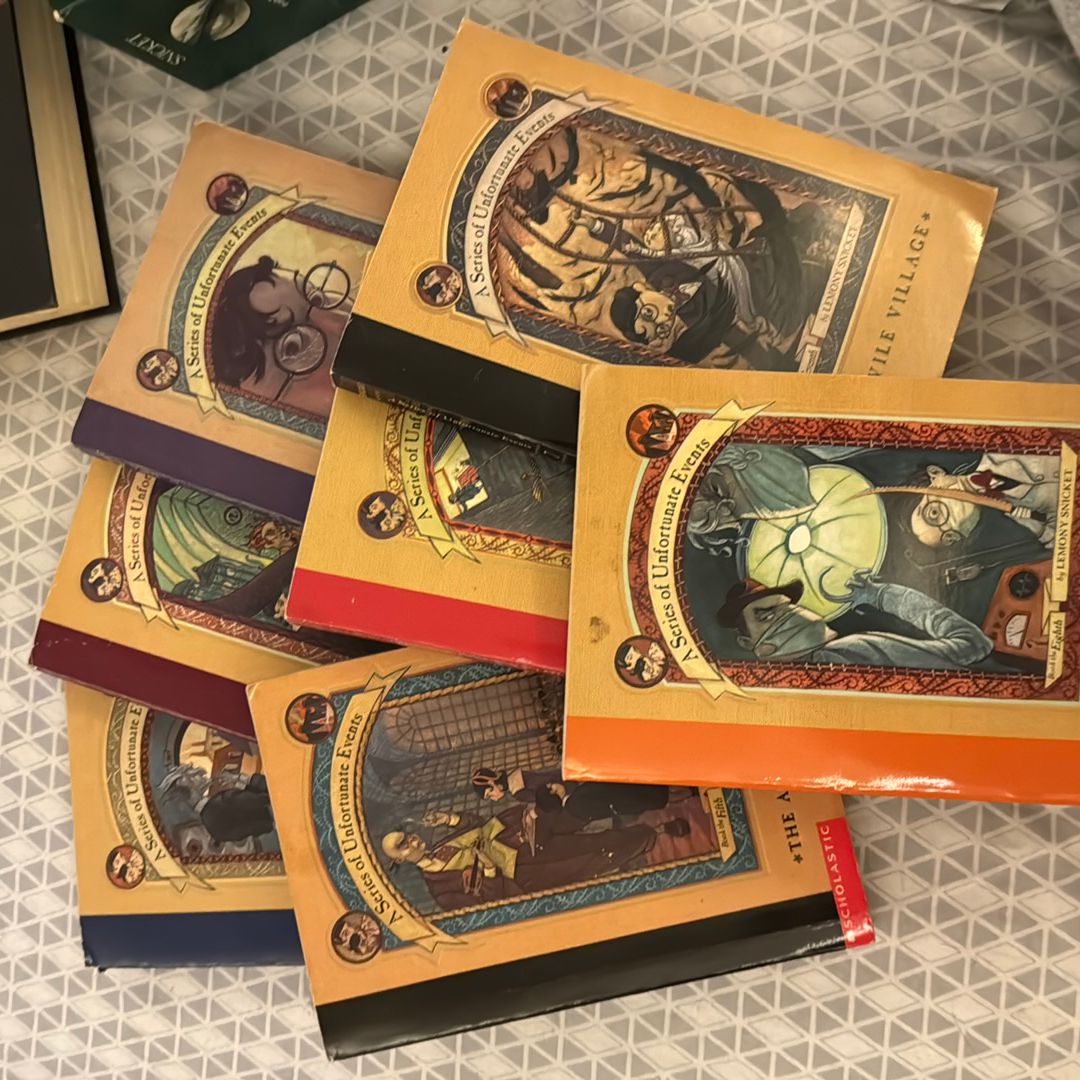 A Series of Unfortunate Events Box: the Gloom Looms (Books 10-12)