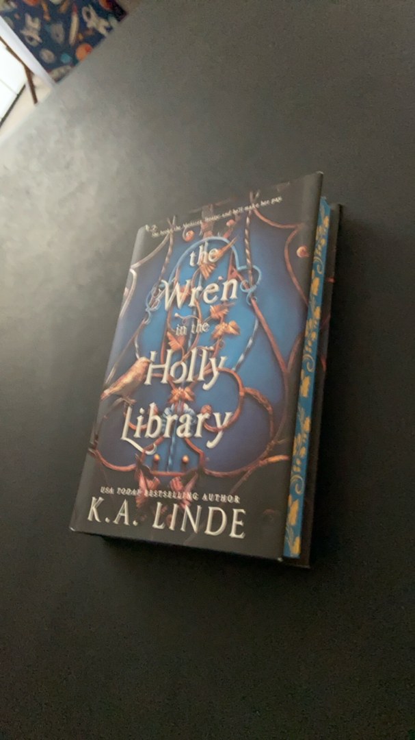 The Wren in the Holly Library (Deluxe Limited | PangoBooks