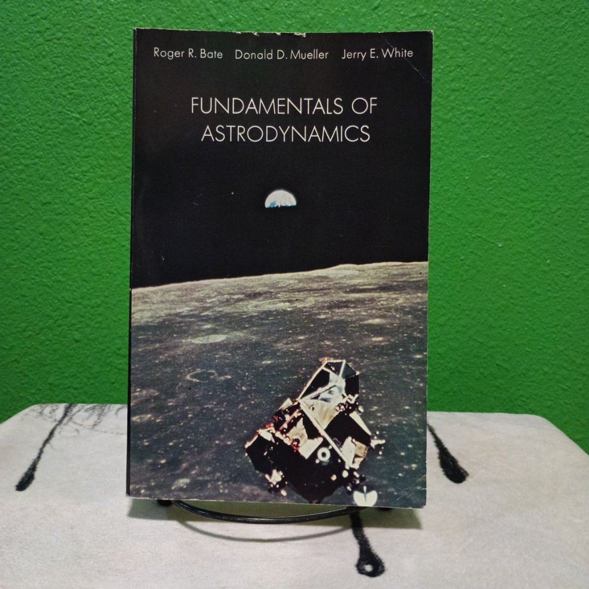 Fundamentals of Astrodynamics by Roger R. Bate, Donald D. Mueller