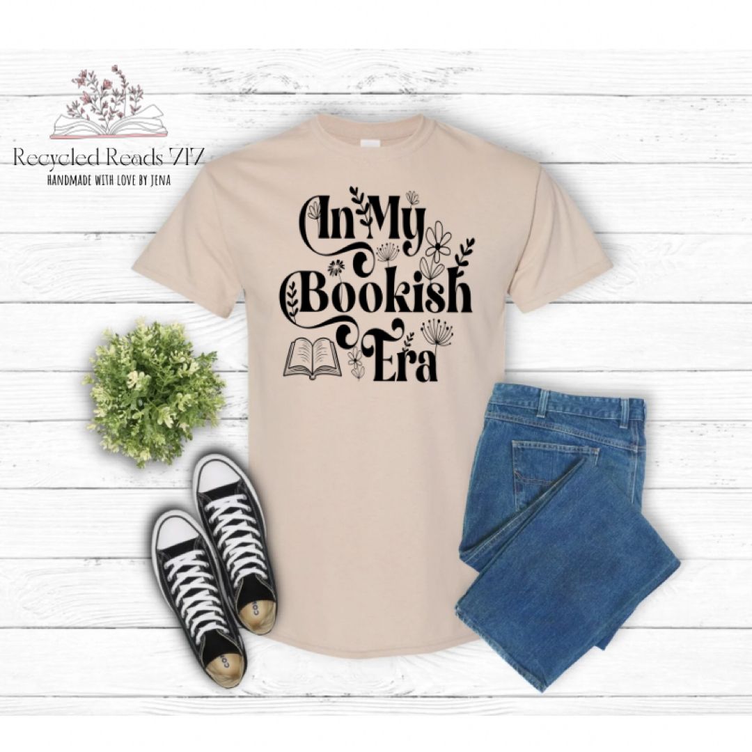 In my bookish era tee 🤎