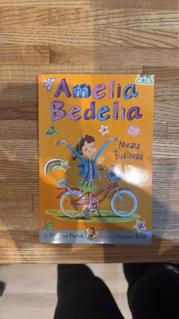 Amelia Bedelia Chapter Book #1: Amelia Bedelia Means Business