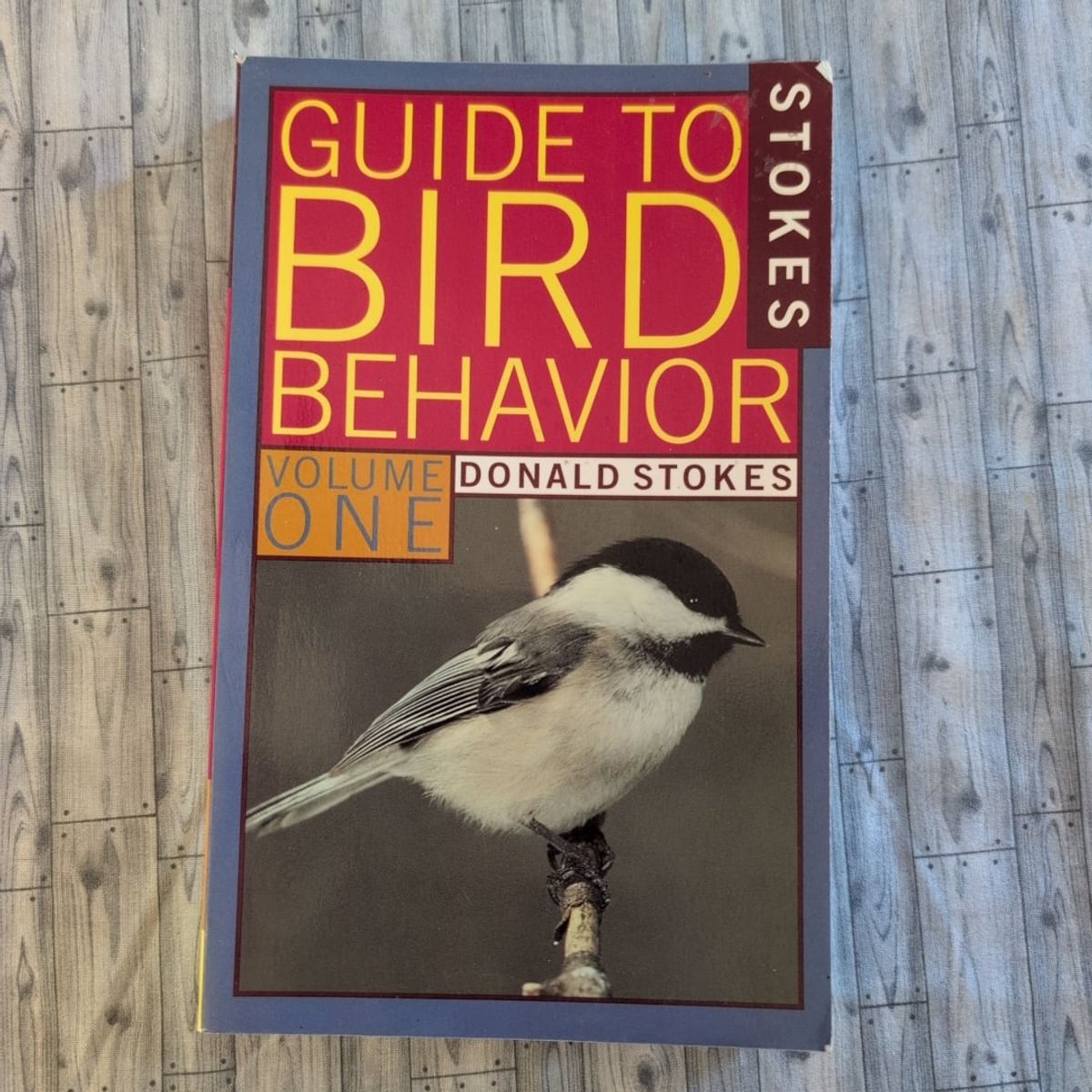 A Guide to Bird Behavior by Donald Stokes, Lillian Stokes