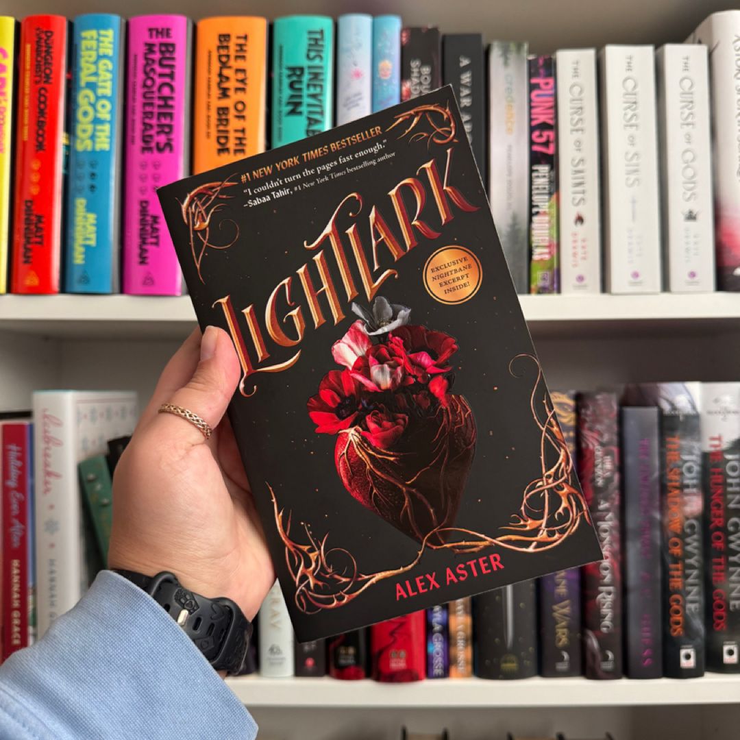 Lightlark (the Lightlark Saga Book 1)