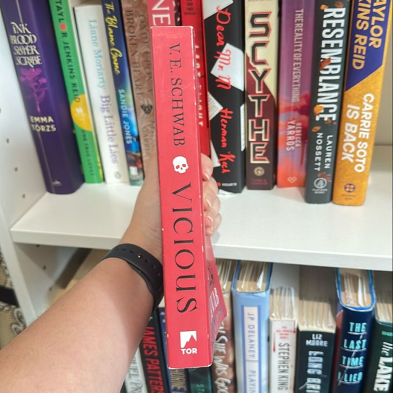 Vicious by V. E. Schwab, Paperback Pangobooks