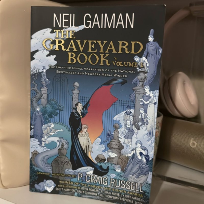 The Graveyard Book Graphic Novel: Volume 1
