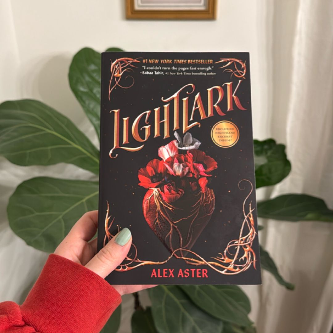 Lightlark (the Lightlark Saga Book 1)