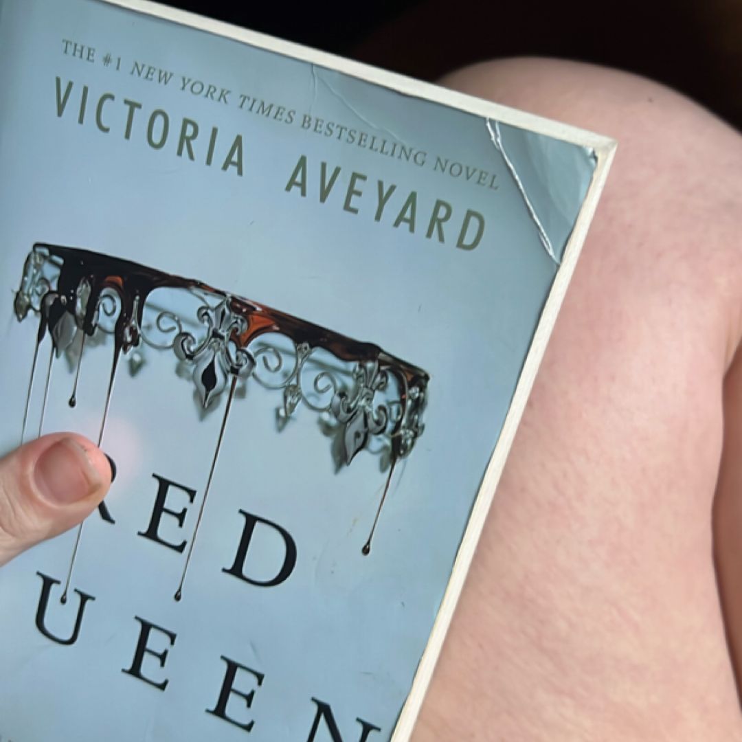 Red Queen by Victoria Aveyard, Paperback | Pangobooks