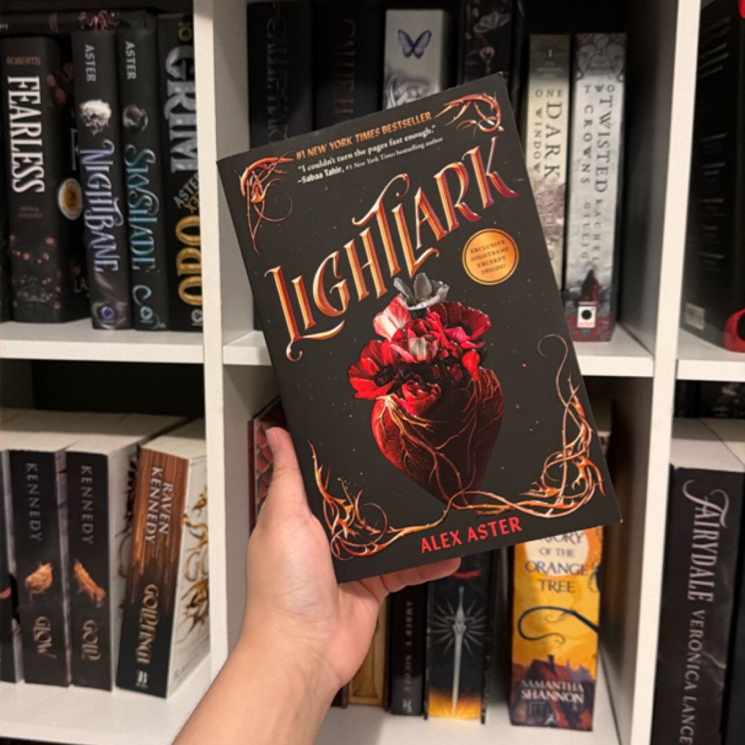 Lightlark (the Lightlark Saga Book 1)