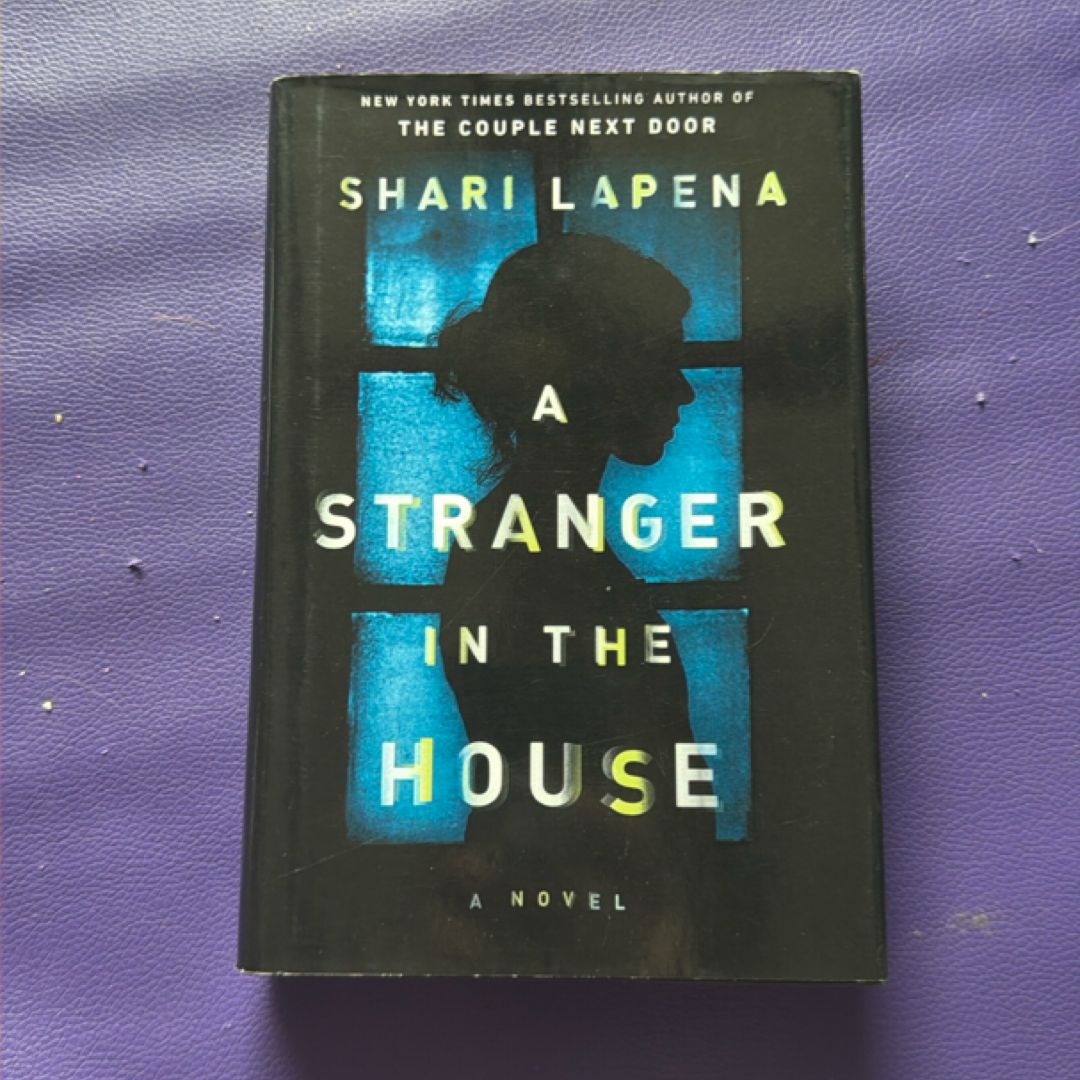 A Stranger in the House [large Print]