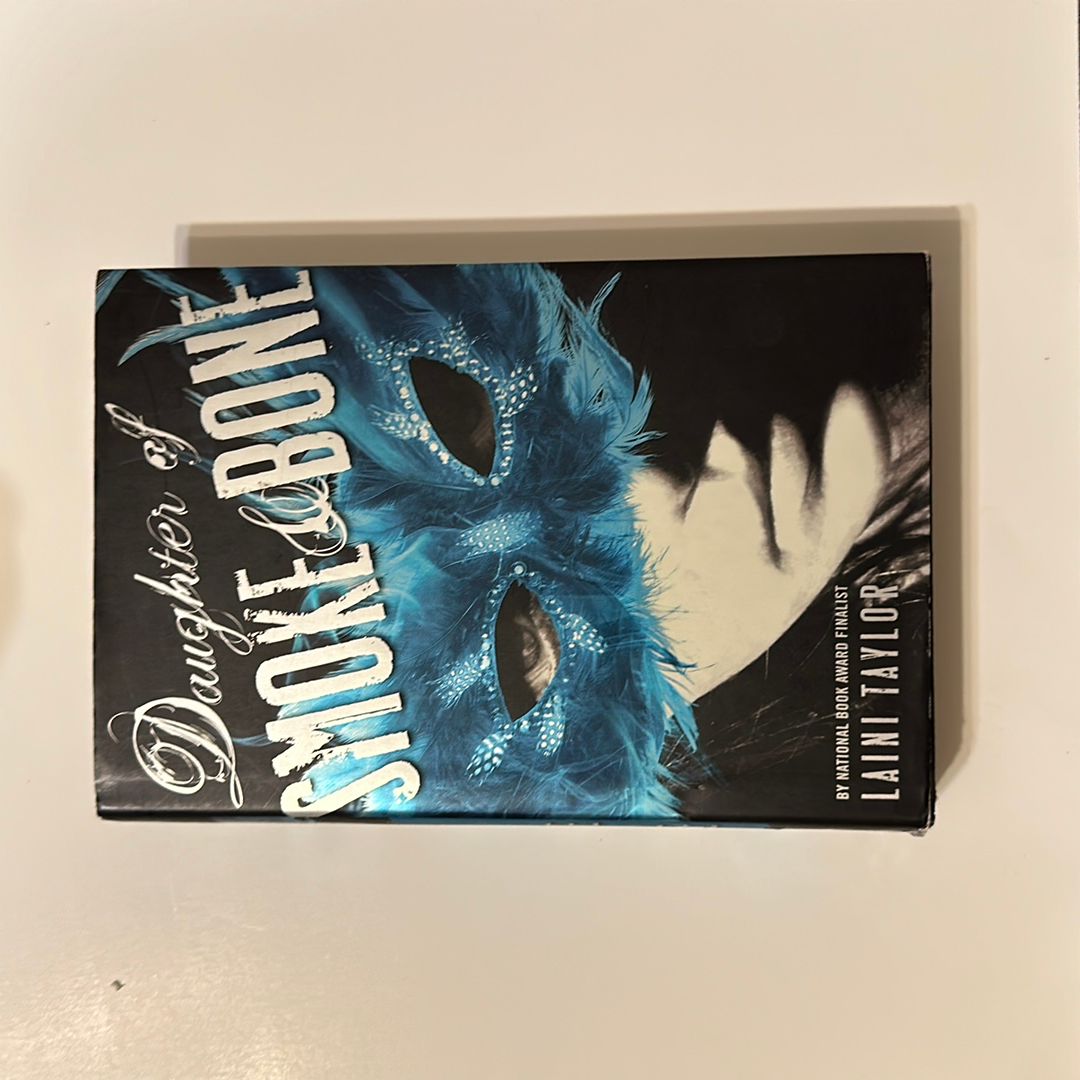 The Daughter of Smoke & Bone Trilogy Paperback Gift Set