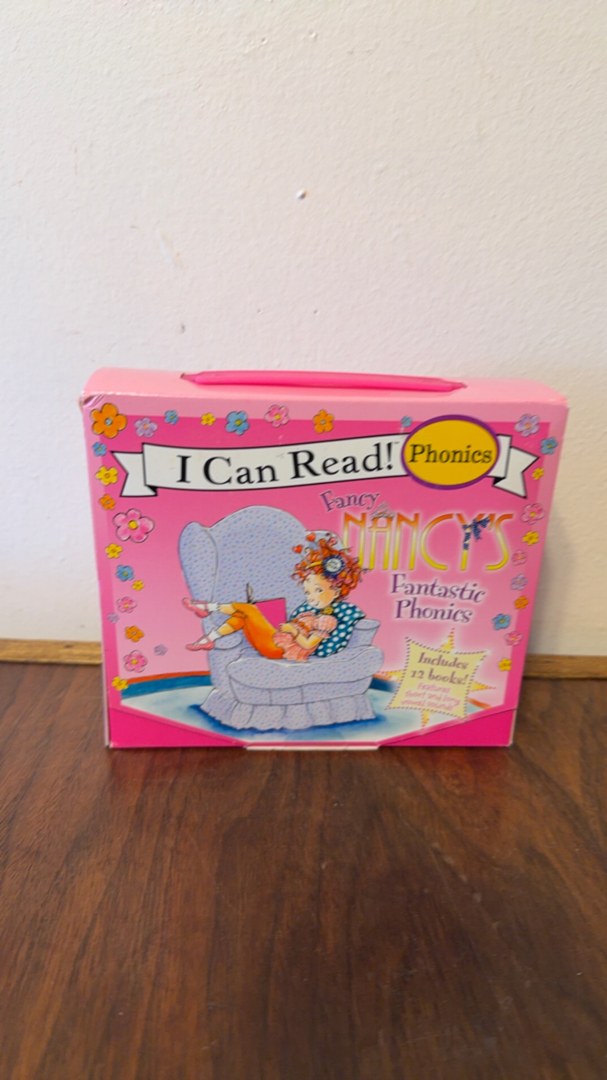Fancy Nancy's 12-Book Fantastic Phonics Fun!