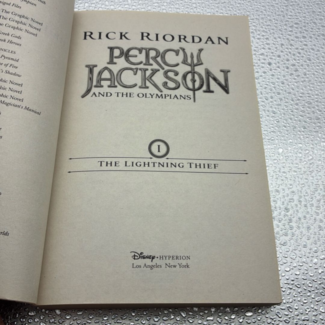 The Lightning Thief (Percy Jackson and the Olympians, Book One)