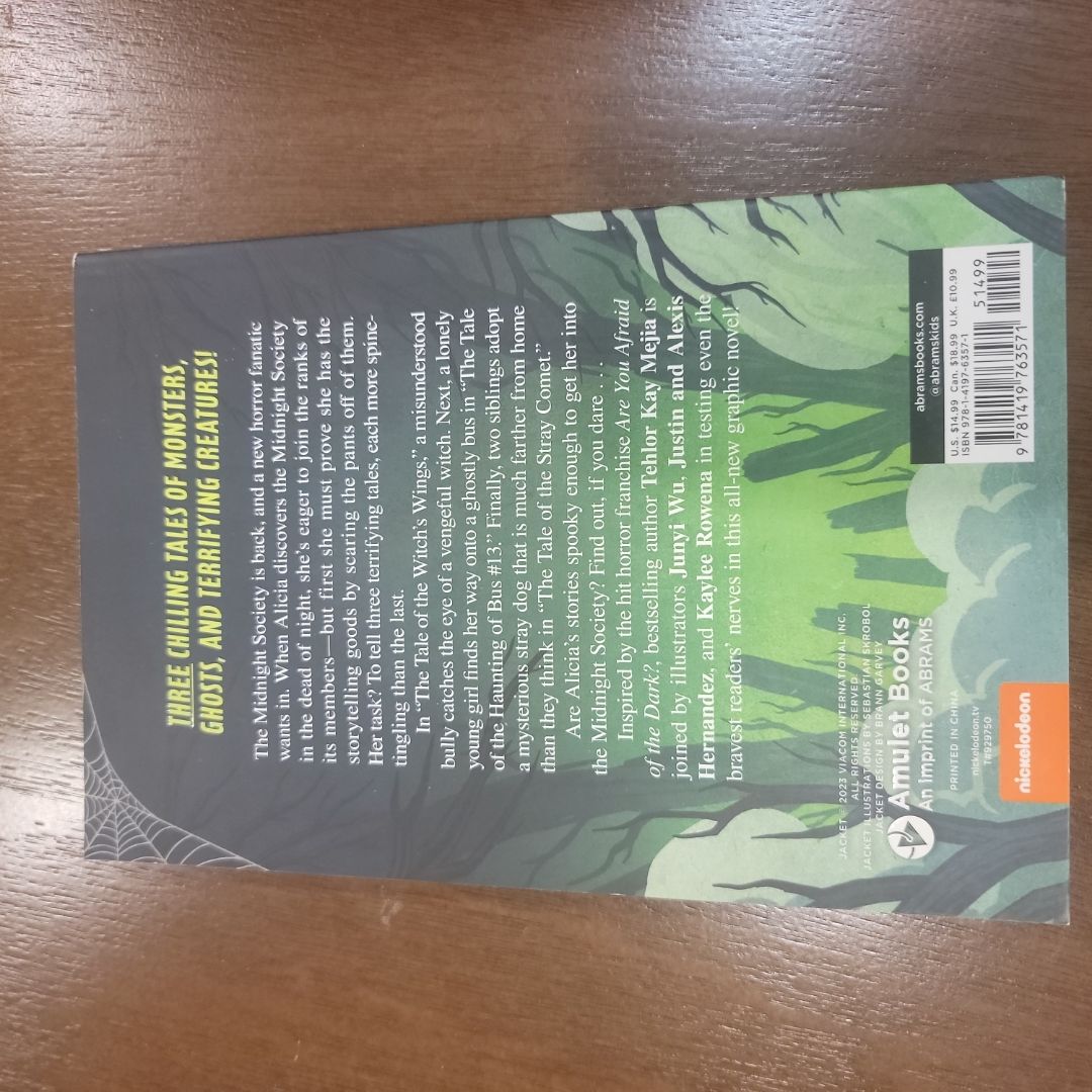 The Witch's Wings and Other Terrifying Tales (Are You Afraid of the Dark? Graphic Novel #1)