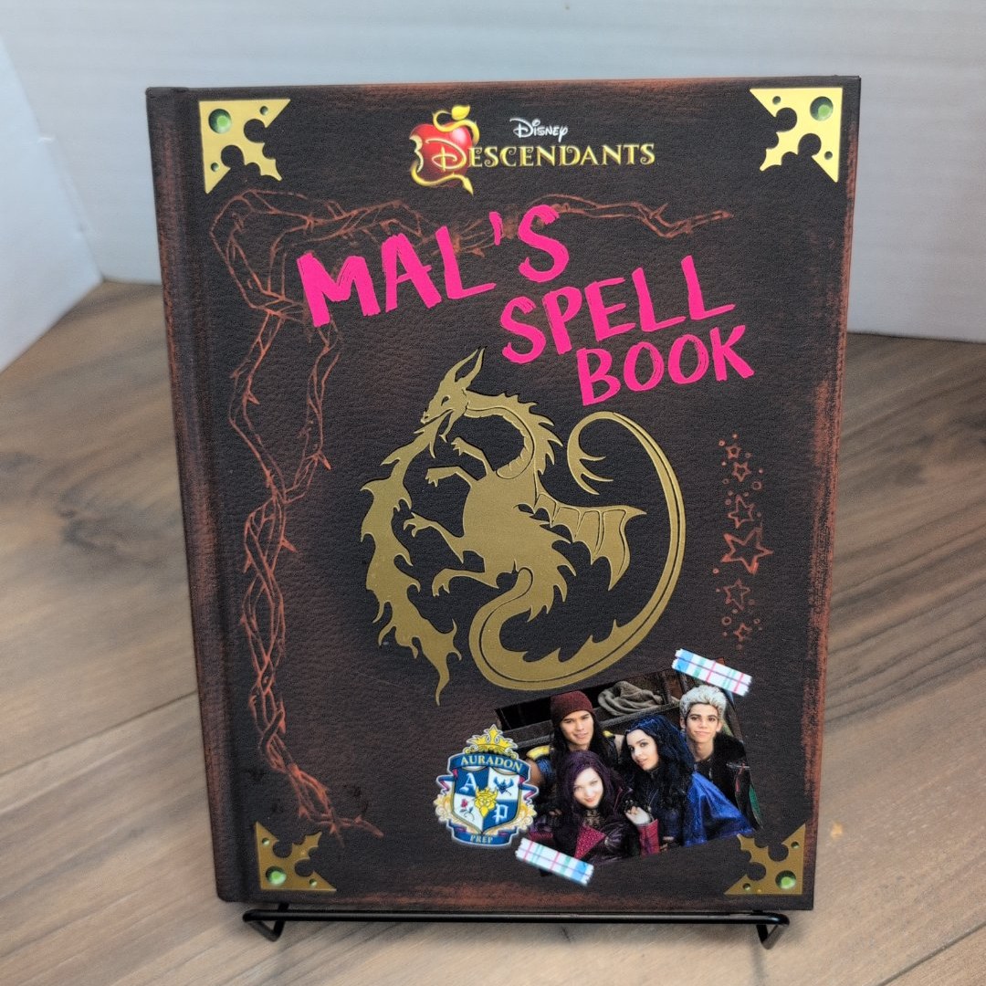 Disney Descendants: Mal's Spell Book