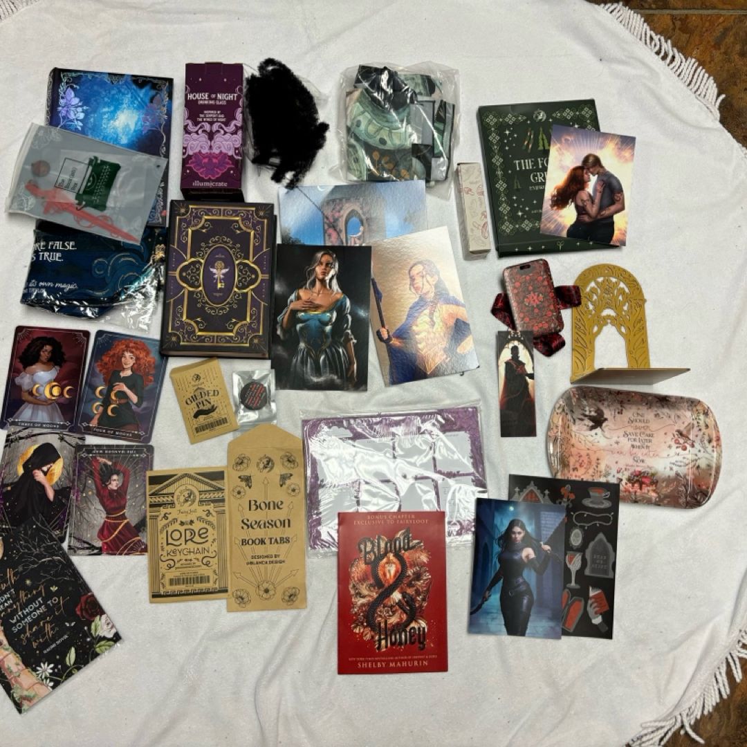 Box with 10 books and 29 goodies from Bookish | PangoBooks