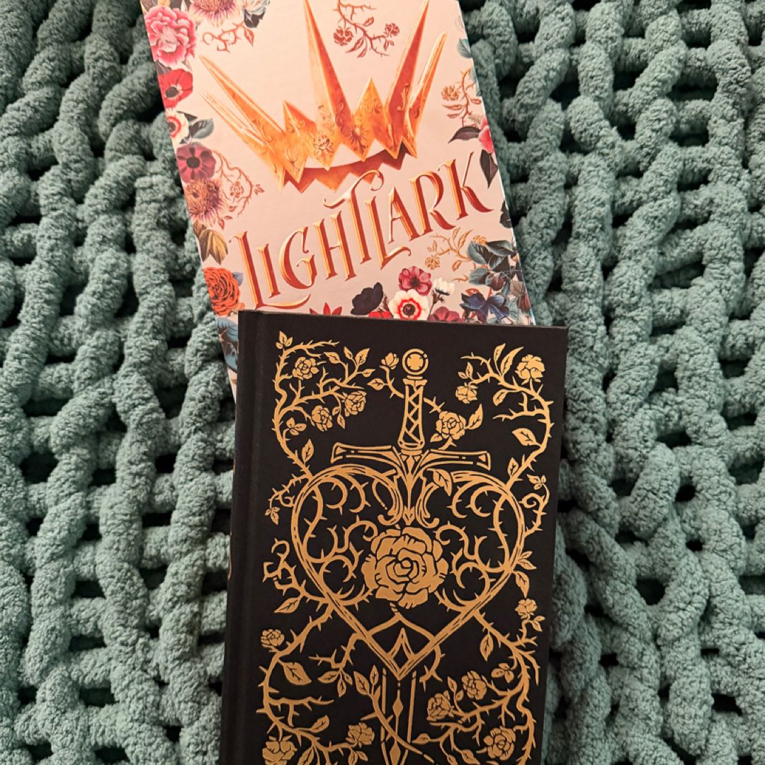 Lightlark: Collector's Edition (the Lightlark Saga Book 1)